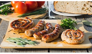 Свиные колбаски, тушеные в сидре, с яблоками и луком.